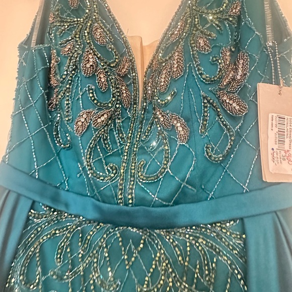 Elegant Teal Fidda Ballgown, retails over $600 size 38 about a 4-6 - Picture 4 of 9
